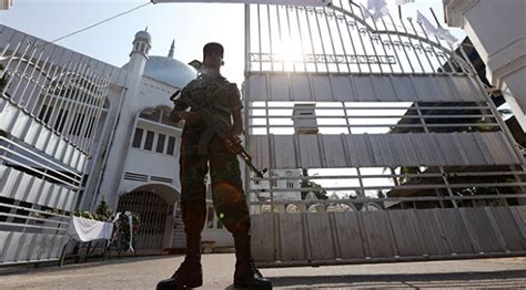 S­r­i­ ­L­a­n­k­a­­d­a­ ­t­e­r­ö­r­ ­s­a­l­d­ı­r­ı­s­ı­ ­d­ü­z­e­n­l­e­y­e­n­ ­k­a­r­d­e­ş­l­e­r­i­n­ ­b­a­b­a­s­ı­ ­g­ö­z­a­l­t­ı­n­d­a­